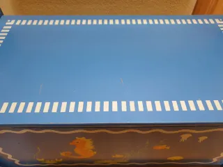 Baúl infantil de madera azul con dibujos