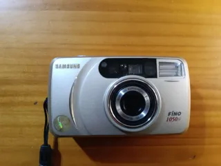 Cámara de fotos plateada