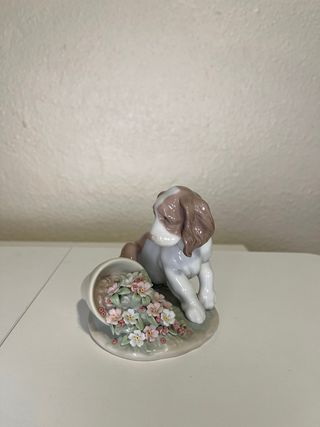 Lladro perro con flores