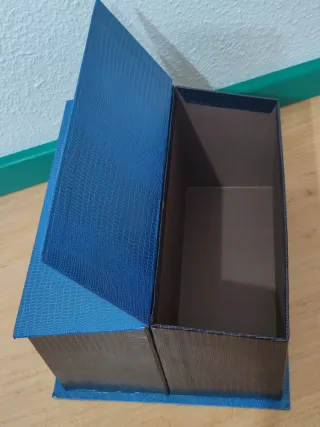 Caja de cartón forrada decorativa