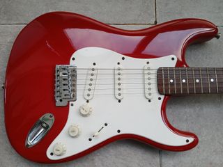 Guitarra eléctrica, amplificador y pedalera efecto