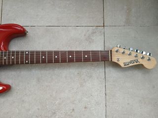 Guitarra eléctrica, amplificador y pedalera efecto