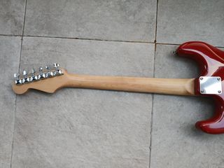 Guitarra eléctrica, amplificador y pedalera efecto