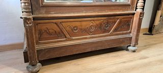 Armario ropero antiguo de madera con espejo