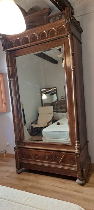 Armario ropero antiguo de madera con espejo