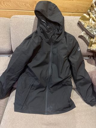 Chaqueta de esquí negra con capucha