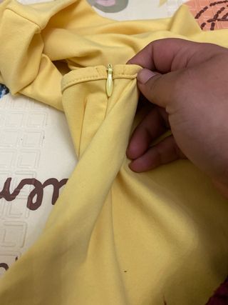 Vestido amarillo hombros descubiertos