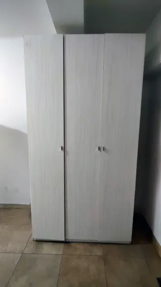 Armario de madera beige y blanco