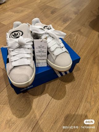 Zapatillas Adidas Grises y Blancas