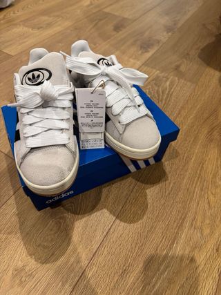 Zapatillas Adidas Grises y Blancas