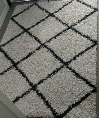 Alfombra de poliéster blanco y negro