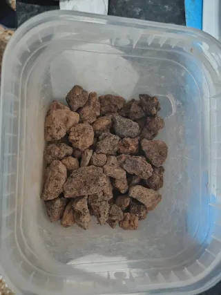 5kg de piedras volcánicas y 2 cajas de brisquetes.