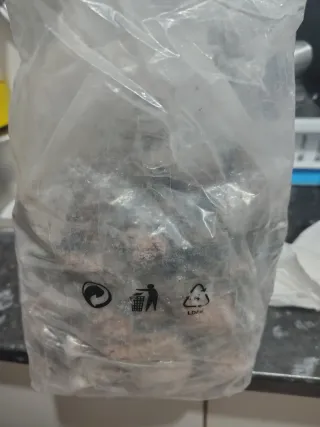 5kg de piedras volcánicas y 2 cajas de brisquetes.