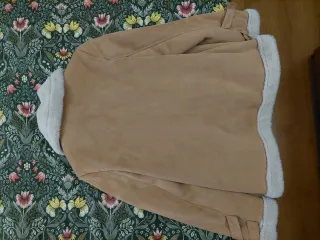 Abrigo borrego beige y blanco