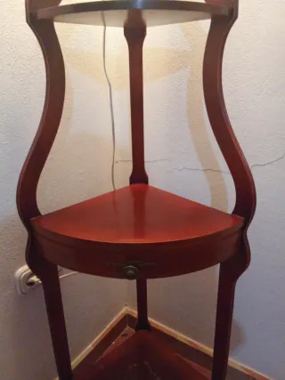 Mueble esquinero de madera rojiza