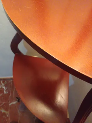 Mueble esquinero de madera rojiza