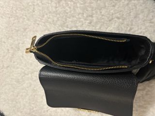 Borsa in pelle nera con dettagli oro