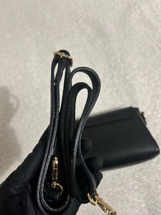 Borsa in pelle nera con dettagli oro