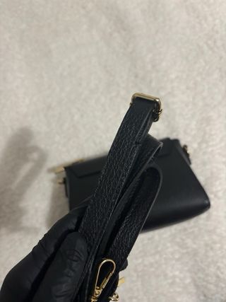 Borsa in pelle nera con dettagli oro