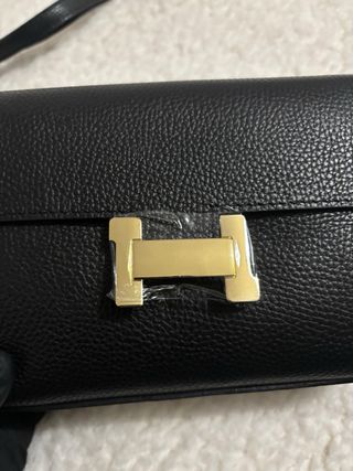 Borsa in pelle nera con dettagli oro