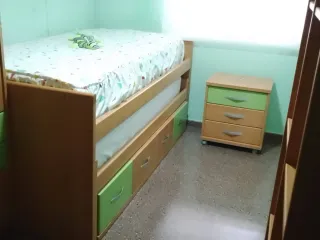 Cama nido con colchones y mesita