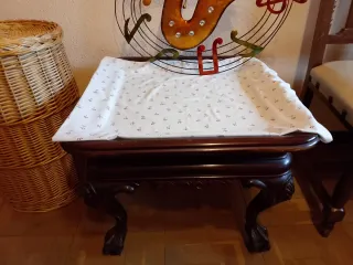 Mesa antigua de madera y mimbre