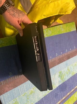 PS4 Slim 1TB Negra + 2 Mandos + 4 Juegos
