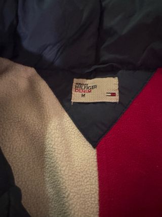 Plumas Tommy Hilfiger Azul y Rojo Igual en blanco,