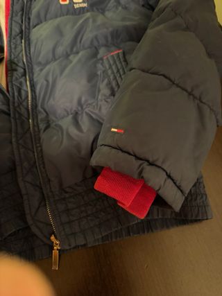 Plumas Tommy Hilfiger Azul y Rojo Igual en blanco,