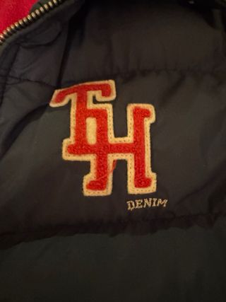 Plumas Tommy Hilfiger Azul y Rojo Igual en blanco,