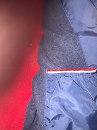 Plumas Tommy Hilfiger Azul y Rojo Igual en blanco,