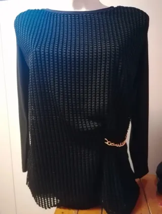 Maglia nera elegante con catena oro