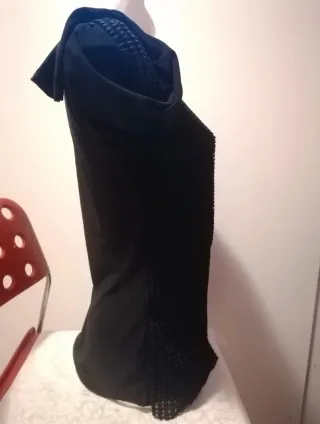 Maglia nera elegante con catena oro