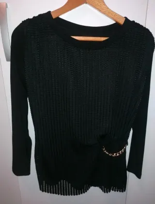 Maglia nera elegante con catena oro