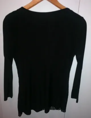 Maglia nera elegante con catena oro