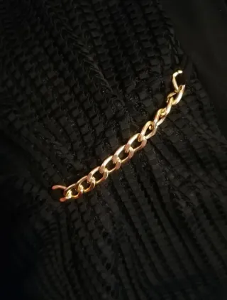 Maglia nera elegante con catena oro