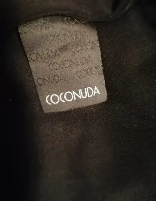 Maglia nera elegante con catena oro