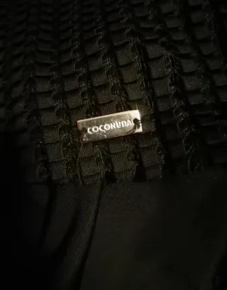 Maglia nera elegante con catena oro