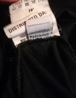 Maglia nera elegante con catena oro