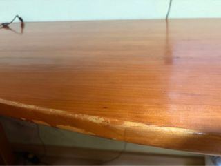 Escritorio de madera con cajones