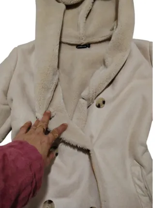 Abrigo Stradivarius paño y pelo beige