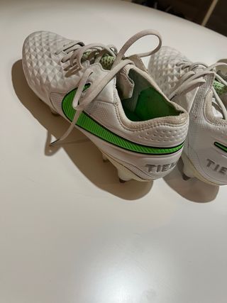 Botas de fútbol Nike Tiempo Blancas y Verdes