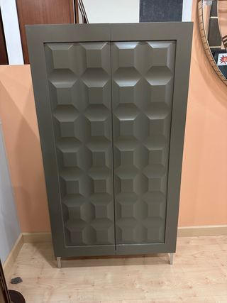 Zapatero puertas grises diseño geométrico