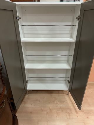 Zapatero puertas grises diseño geométrico