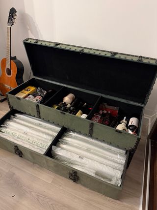 Baúl verde de piel y metal