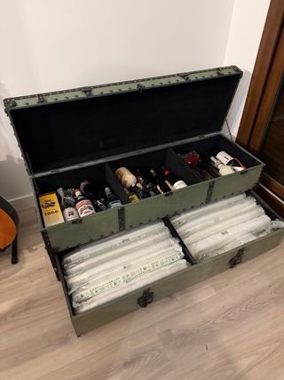 Baúl verde de piel y metal