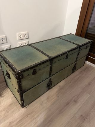 Baúl verde de piel y metal