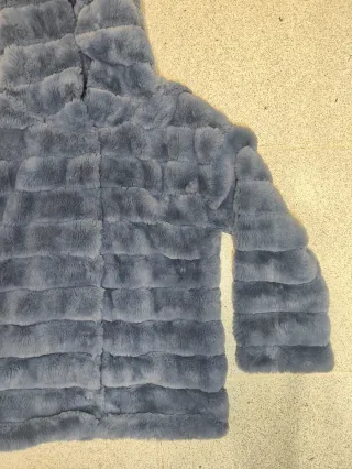 Chaqueta azul con capucha