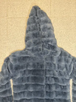 Chaqueta azul con capucha
