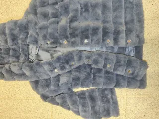 Chaqueta azul con capucha